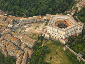 Scopri Palazzo Farnese a Vignanello